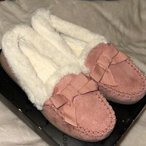 Elegant Pink Moccasins with Cream Fur Lining